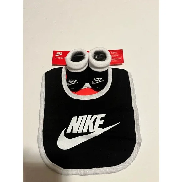 NWT Nike Bib and Booties Set - Newborn 0-6Months - Picture 1 of 6